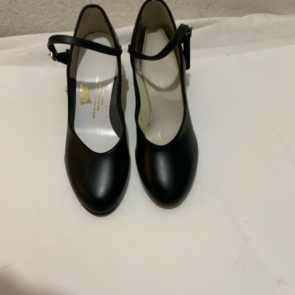 Leo’s  dance shoes- 2in heel size 5.5 N